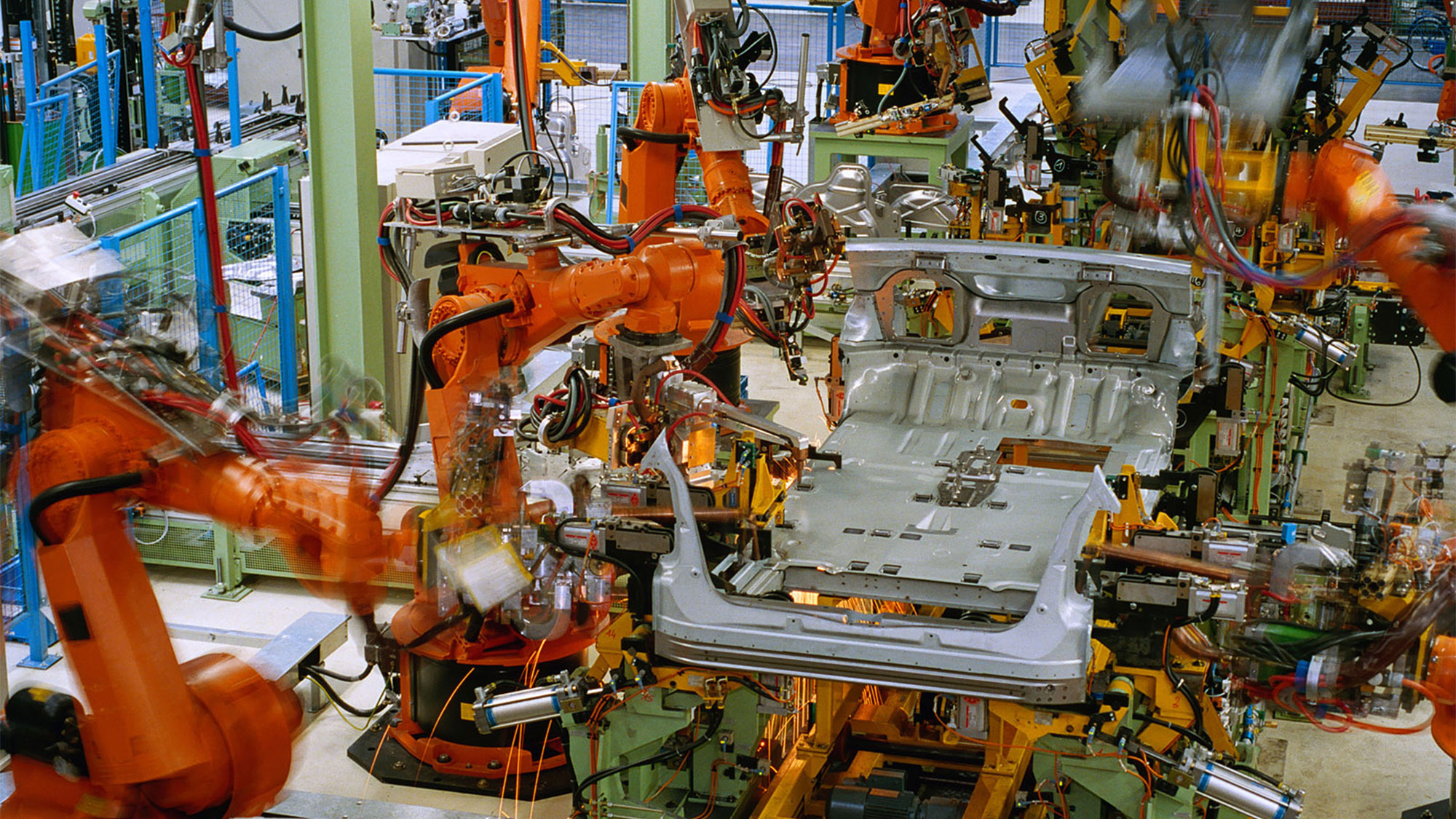 Roboter-Arme in einer KFZ-Produktion